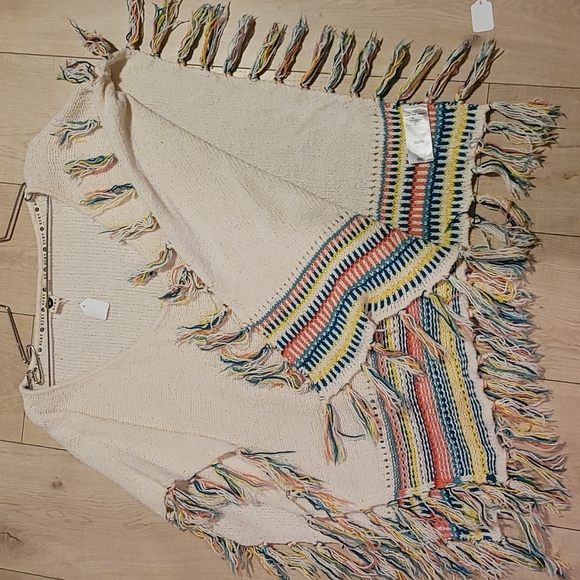 Roxy Poncho/Shawl...size x-small (one size is my opinion. - Picture 3 of 4